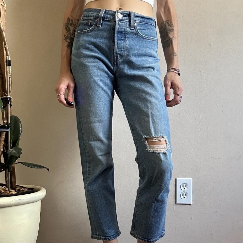 EUC Levis Premium Size 23 Wedgie Straight Distressed Medium Wash Jeans!